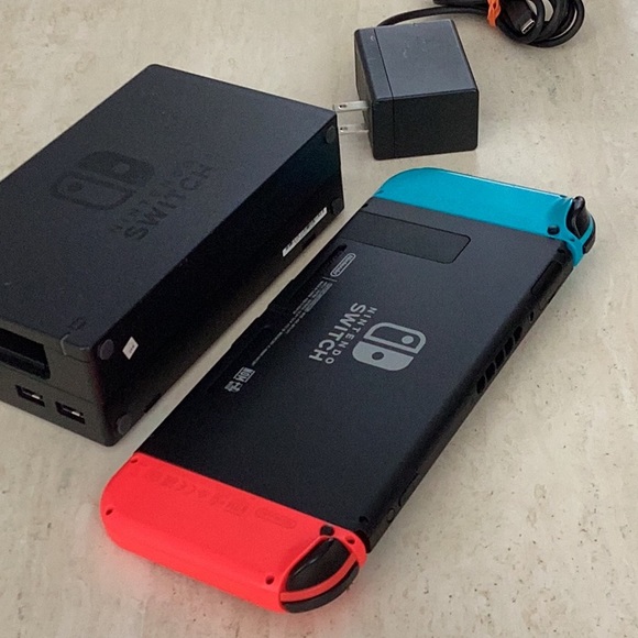 Nintendo Switch System Console Handheld & Kirby Game & Controller Grip Original - Picture 9 of 16